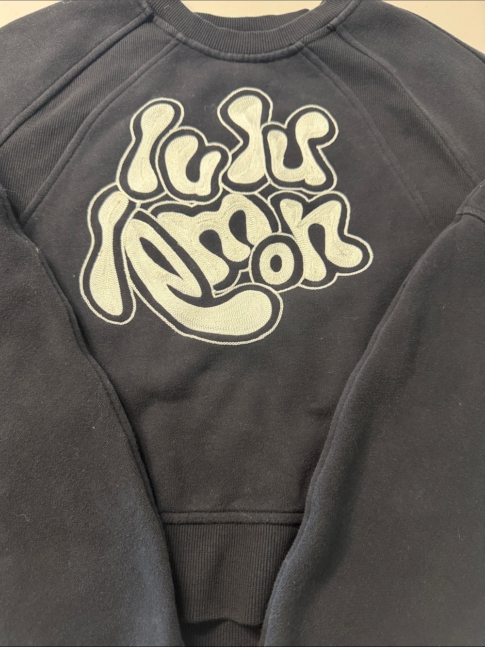 Lululemon Scuba Oversized Pullover Embroidered Wordmark Black/White size S/M - Picture 4 of 5